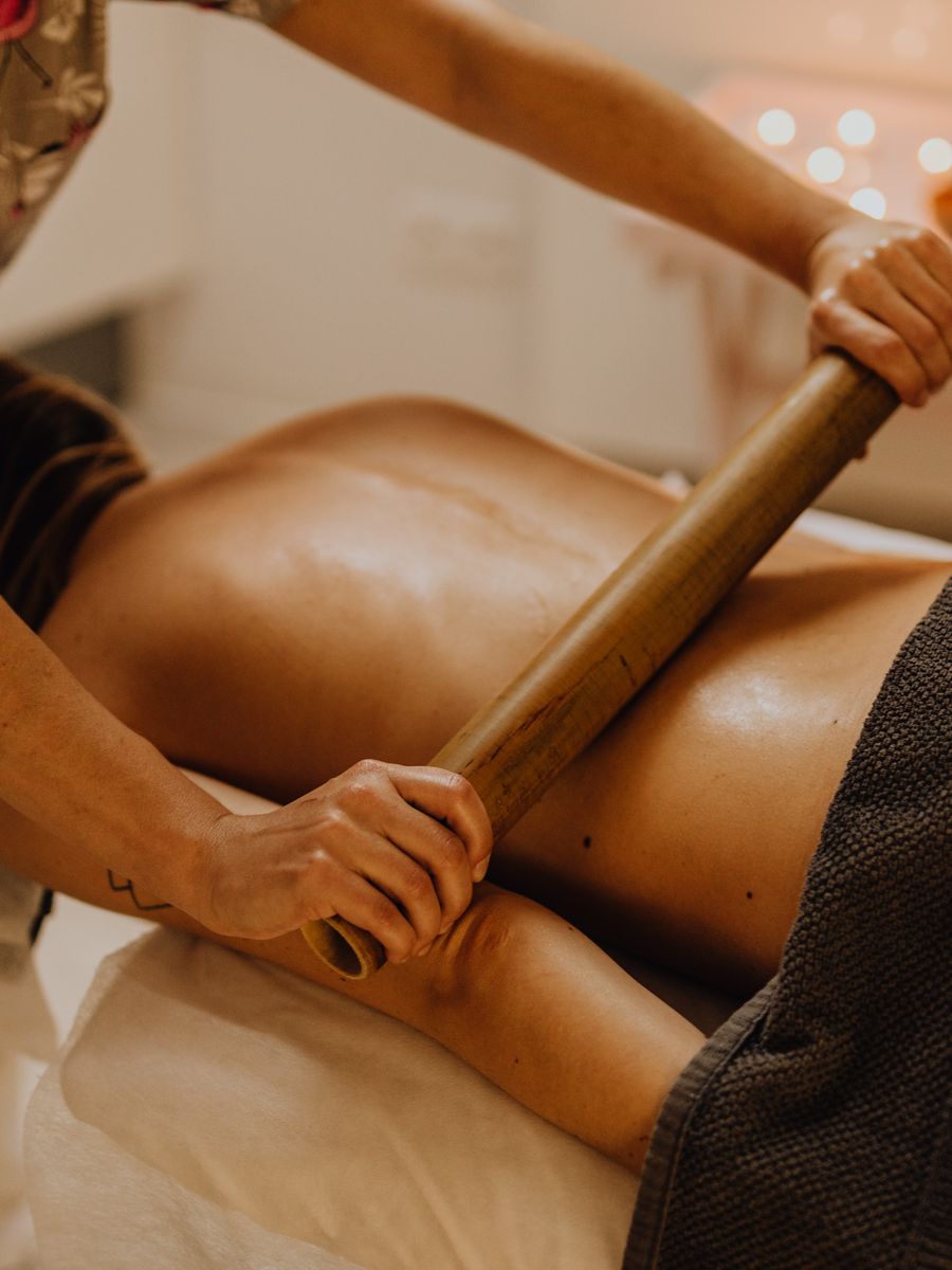 Massage aux tiges de bambou dans un spa