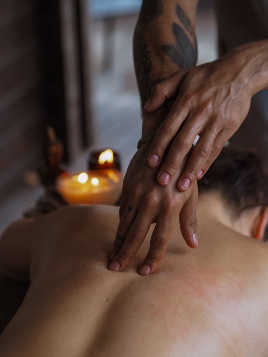 Massage du dos apaisant à la lueur des bougies
